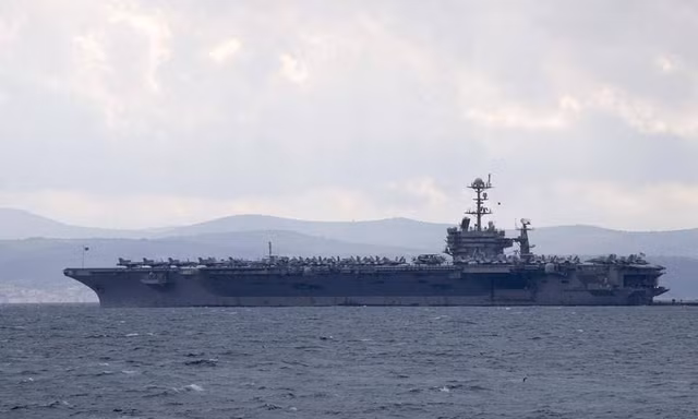 Houthi phóng tên lửa tấn công hai tàu sân bay Mỹ