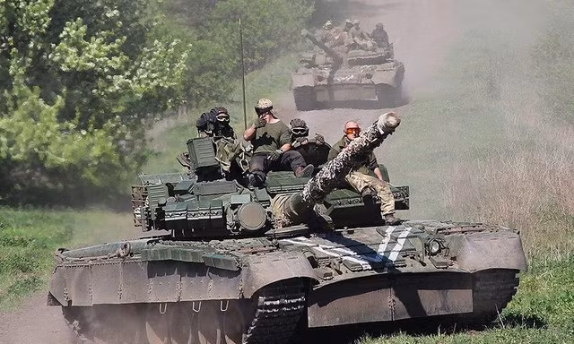 Tăng T-80BV của Nga đối đầu tăng T-64BV của Ukraine trong cuộc xung đột