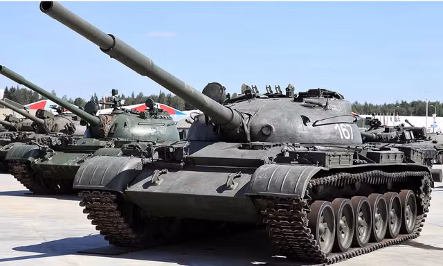 Ukraine nói lý do Nga triển khai xe tăng từ thời Liên Xô