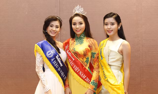 Hoa hậu và hai Á hậu trả lời trực tuyến