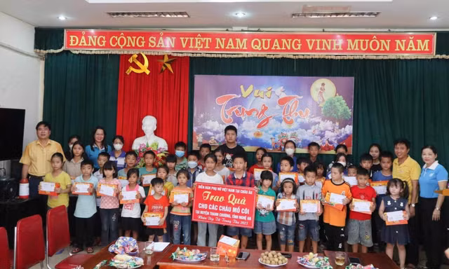 Diễn đàn Phụ nữ Việt Nam tại châu Âu trao quà tặng trẻ mồ côi nhân dịp Tết Trung thu