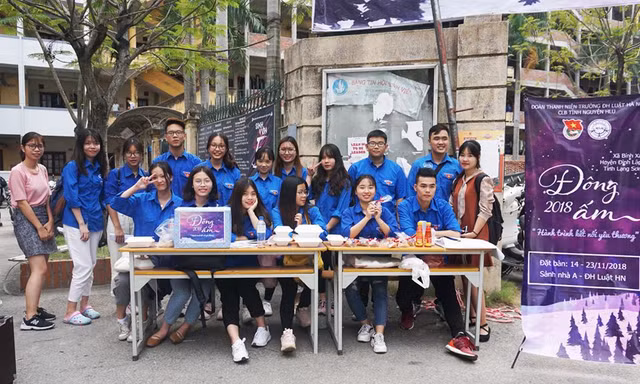 Sinh viên ĐH Luật Hà Nội tổ chức quyên góp thiện nguyện cho chương trình Đông ấm - Hành trình kết nối yêu thương