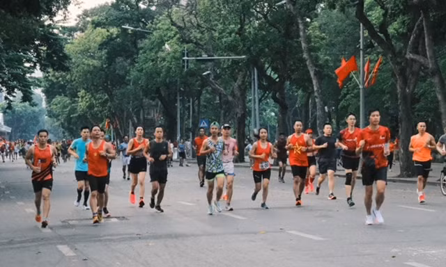 Mừng Quốc khánh theo cách của các vận động viên chạy bộ