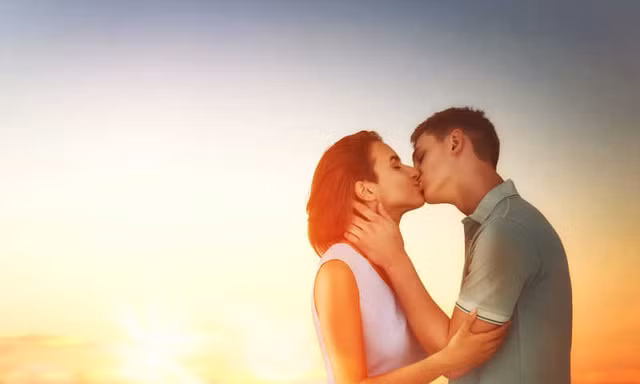 Cách đặt tay khi hôn nhau cho thấy mức độ thấu hiểu ngầm giữa hai người