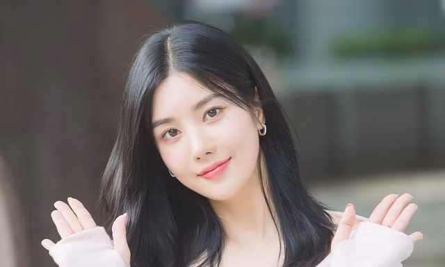 'Nữ thần nhan sắc thế hệ mới' sở hữu tỷ lệ cơ thể hoàn hảo vô thực 'gây choáng' nhất nhì K-biz