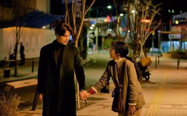 Vừa bén duyên trong ‘Single in Seoul', Lee Dong Wook và Lim Soo Jung lại tái ngộ khiến khán giả 'đứng ngồi không yên'