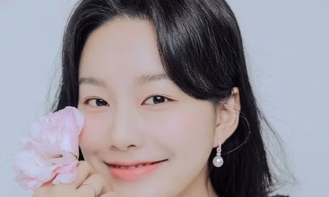 Trên phim chưa hết, Park Yoo Na còn chính thức vào 'nhà đối thủ' của cô bạn thân Moon Ga Young