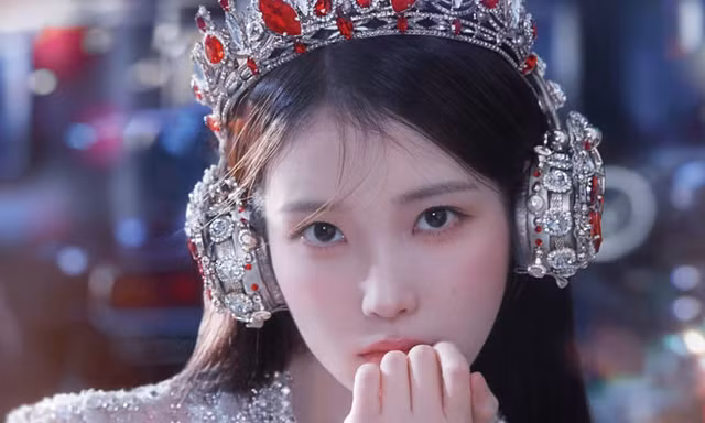 Giữa 'bão tin đồn' chia tay bạn trai Lee Jong Suk, IU khiến fan 'nức lòng' với điều này