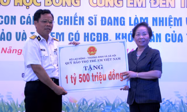 Phó chủ tịch nước Nguyễn Thị Doan trao quỹ 1,5 tỉ đồng hỗ trợ con em cán bộ chiến sĩ bảo vệ biển đảo. Ảnh Nguyễn Huy