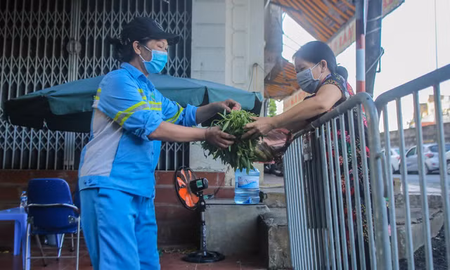 Sạp rau miễn phí ấm tình người của hai chị lao công giữa mùa dịch