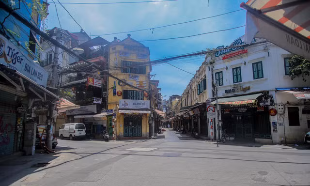 Hà Nội phố xá vắng hoe, hàng quán đóng cửa im ỉm vì COVID-19