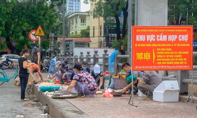 Bất chấp lệnh cấm, chợ cóc nhiều nơi ở Hà Nội vẫn âm thầm hoạt động