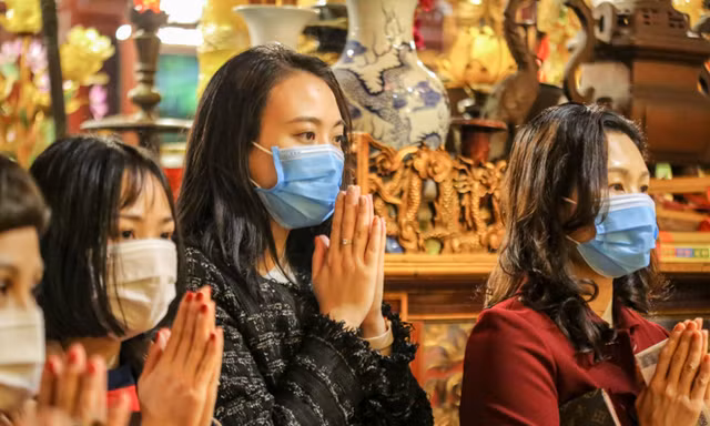 Rửa tay sát khuẩn, đeo khẩu trang: Người Hà Thành nô nức đi lễ chùa đầu năm 