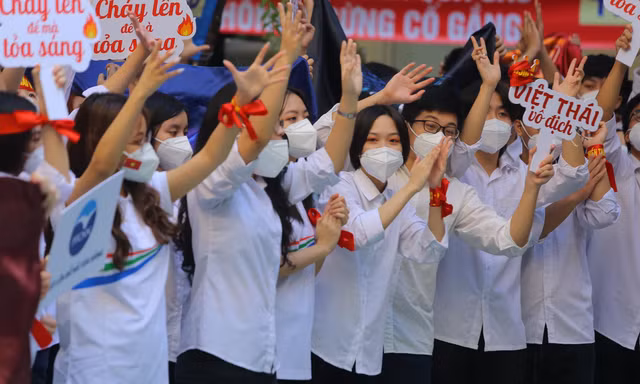 Chung kết Olympia 21: Không khí sôi động tại trường THPT Chuyên Ngoại ngữ