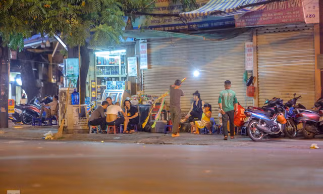 Bất chấp lệnh cấm, quán bia, hàng ăn giăng khắp vỉa hè ở Hà Nội