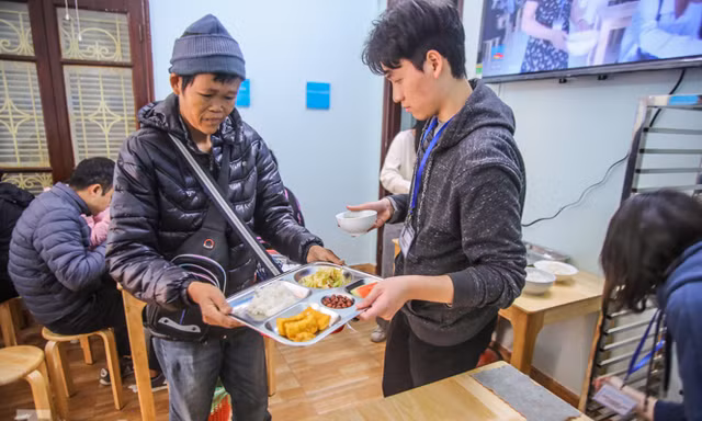 Ấm lòng quán cơm 2.000 đồng giữa trời rét buốt ở Hà Nội