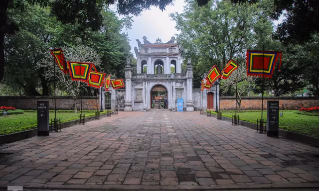 Di tích, đền chùa Hà Nội vắng lặng trong ngày mở lại 