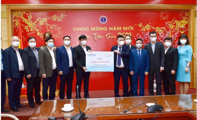 Ông Nguyễn Đức Thụy, đại diện cổ đông lớn của Thaiholdings và Ngân hàng Bưu điện Liên Việt trao 21 tỷ đồng mua vaccine ngừa COVID – 19 cho Bộ trưởng Y tế Nguyễn Thanh Long.