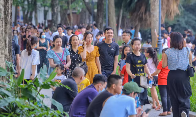 Chen chân lên Hồ Gươm hóng gió ngày nghỉ lễ Giỗ Tổ