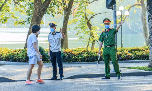 Hà Nội giăng dây chặn khắp lối, người dân 'nô nức' kéo xuống lòng đường tập thể dục