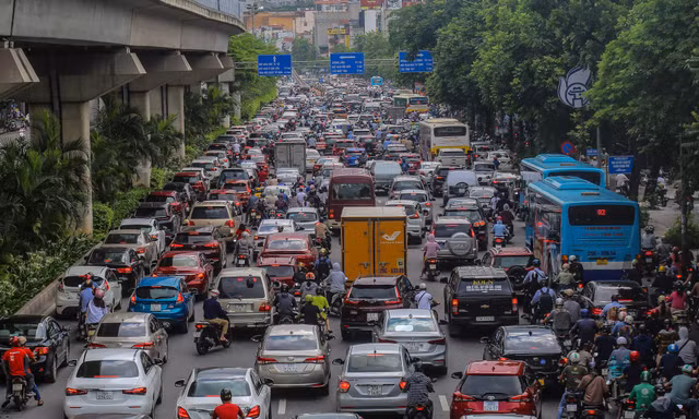 Đường phố Hà Nội đông nghẹt sau cơn mưa dông