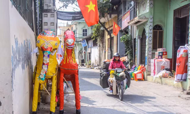 Làng vàng mã 'chạy nước rút' trước ngày ông Công ông Táo