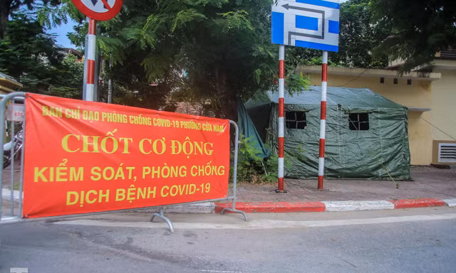 Lực lượng chức năng dựng lều dã chiến, kiểm soát người lưu thông trên đường