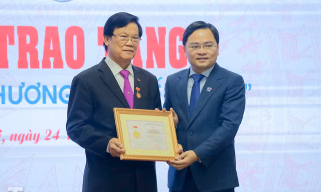 Trao Kỷ niệm chương 'Vì thế hệ trẻ' cho đồng chí Hà Ban