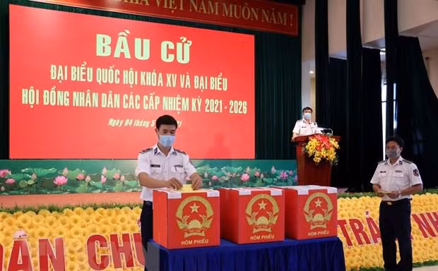 Cán bộ, chiến sỹ bỏ phiếu bầu tại Trụ sở Cảnh sát biển Vùng 3. (Ảnh: Đoàn Mạnh Dương/TTXVN).