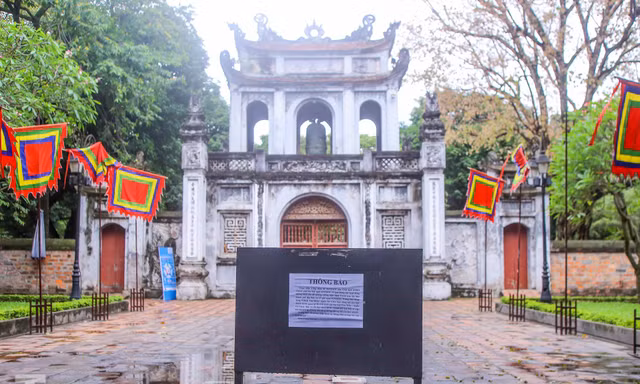 Di tích, đền chùa ở Hà Nội lại 'cửa đóng then cài' vì COVID-19