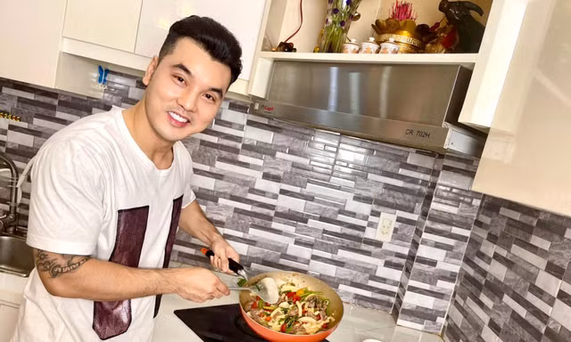 Ưng Hoàng Phúc vào bếp nấu ăn tặng vợ Kim Cương nhân dịp Ngày Phụ nữ Việt Nam 20/10