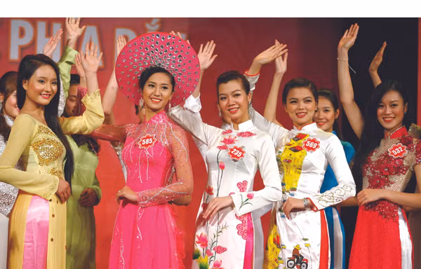 Các thí sinh trong đêm tổng duyệt 8-8, chuẩn bị cho chung khảo khu vực phía Bắc hôm nay, 9-8. Ảnh: Hồng Vĩnh