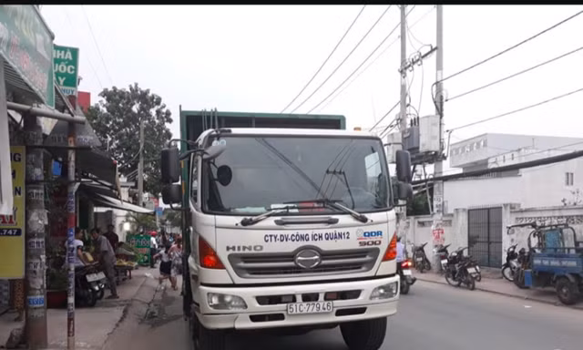 Xe chở rác gây tai nạn.