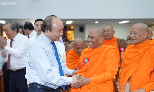 Lần đầu tiên Thủ tướng dự, chung vui Tết cổ truyền với bà con Khmer Nam bộ. Ảnh: VGP/Quang Hiếu
