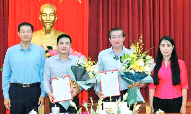 Bí thư Tỉnh ủy Vĩnh Phúc Hoàng Thị Thúy Lan và Chủ tịch HĐND tỉnh Vĩnh Phúc Trần Văn Vinh chúc mừng các đồng chí Nguyễn Tuấn Khanh, Vũ Việt Văn. 