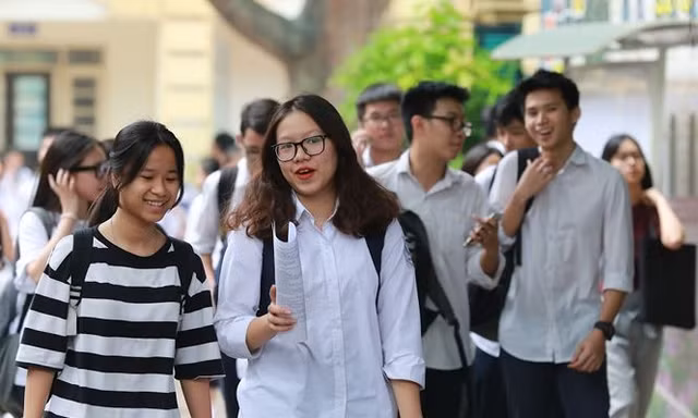 Thí sinh dự thi vào lớp 10 tại Hà Nội. Ảnh: Như Ý