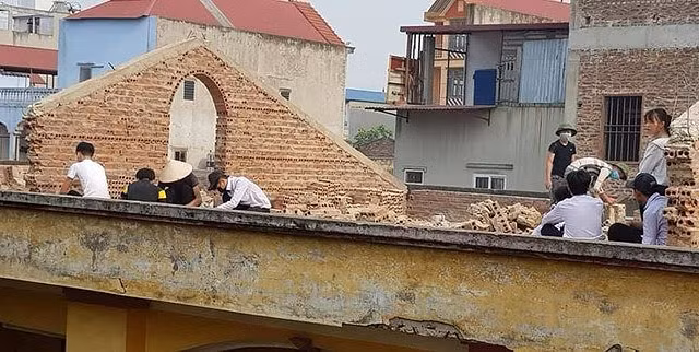 Điểm nhấn giáo dục: Phạt học sinh đẽo gạch trên mái nhà giữa trời nắng nóng