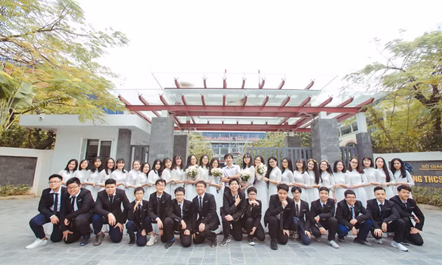 Tập thể lớp 9A01 cùng giáo viên chủ nhiệm. 