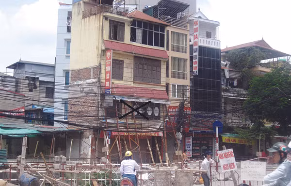 Bắt đầu tháo dỡ ngôi nhà 4 tầng	Ảnh: Nguyễn Tú
