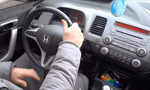 Cầm vô-lăng thế nào để lái xe an toàn nhất?