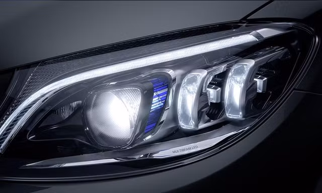 Lái xe nên sử dụng đèn như thế nào để đảm bảo an toàn?