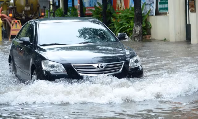 Những cách để tài xế tự 'giải cứu' khi đường ngập
