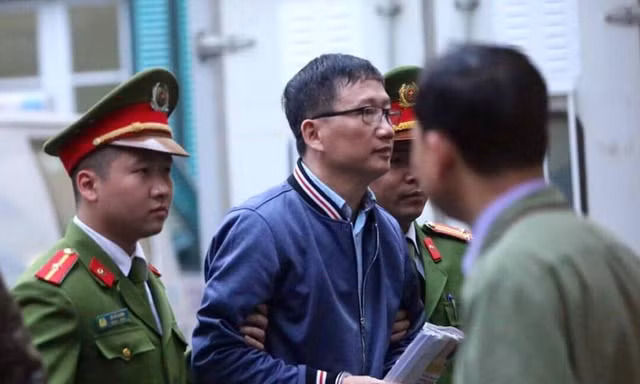 Đoàn xe chở ông Đinh La Thăng và đồng phạm đến Tòa Hà Nội