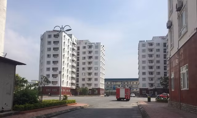 Vị trí đặt cây ATM nằm tại chung cư 9 tầng CT1-thuộc chung cư Than Nam Mẫu, ngay gần quốc lộ 18 và bên cạnh công ty Cao su Sao vàng, có rất đông công nhân đang nằm việc. (Nguồn: TTXVN phát)