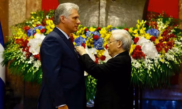 Lễ trao tặng Huân chương Hồ Chí Minh cho Chủ tịch Cuba