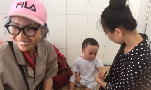 Bella (bìa trái) và con trai tại Trung tâm Bảo trợ Xã hội 1 hôm 3/7. Ảnh: VK