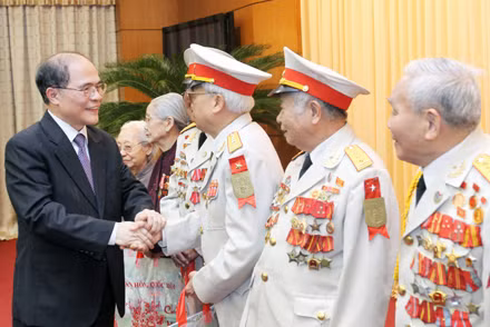 Chủ tịch Quốc hội Nguyễn Sinh Hùng gặp mặt Ban liên lạc Trung đoàn Thủ đô