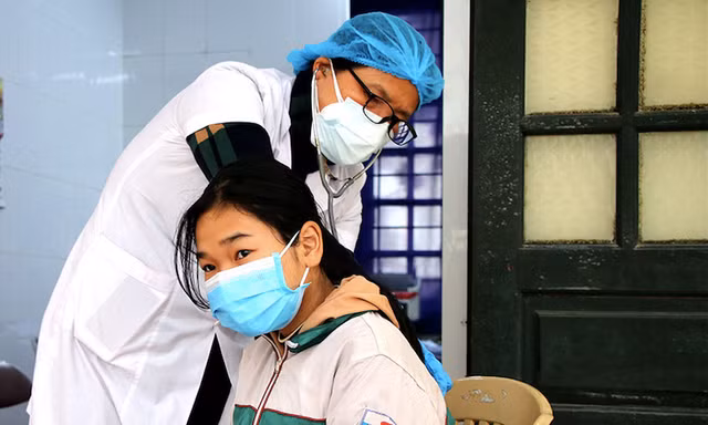 Một học sinh tiểu học tại Hà Nam được khám, điều trị COVID-19 tại nhà - Ảnh: GN