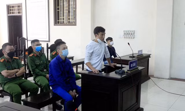 Bị cáo Bùi Xuân Đại (áo trắng) bị xử 14 năm tù vì nổ súng bắn người khác - Ảnh: Hoàng Long