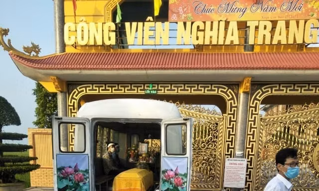 Xe tang bị chặn lại, không được vào đài hoả táng ở Nam Định vì không sử mua quan tài, thuê xe giá cao của chủ đài hoả táng - Ảnh: Hoàng Long